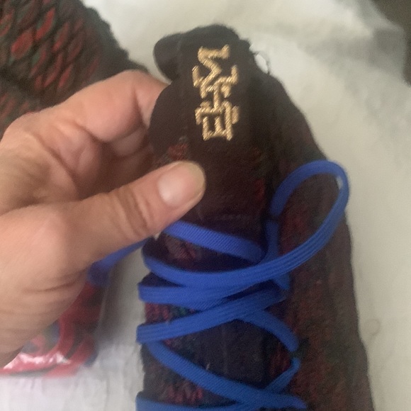 Size 7 youth. Nike LeBron speckled shoes Came with extra laces in multiple color - Picture 3 of 4